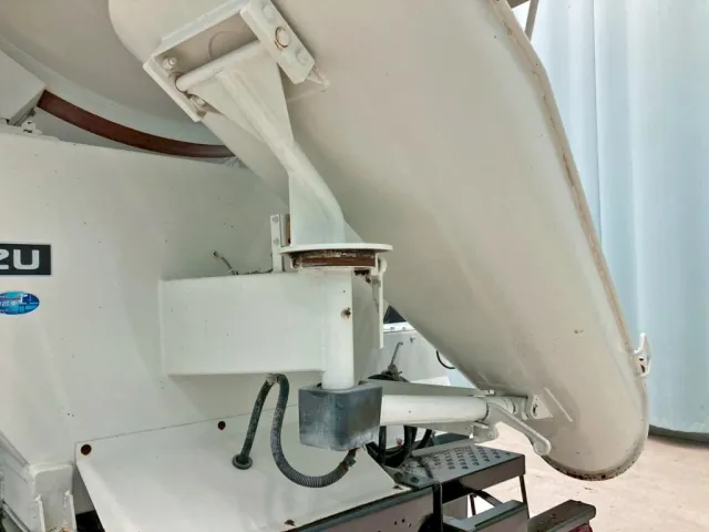 シューターは電動式です。|いすゞ ギガ 2KG-CXZ77CTの写真12