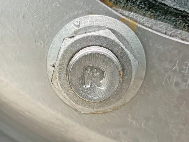 全軸のクリップボルトはアルミホイール用です。(拡大図)|いすゞ ギガ 2KG-CXZ77CTの写真25