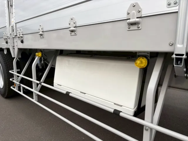 運転席側中央部に工具箱が付いています。|トレクス  PFN24103改の写真16