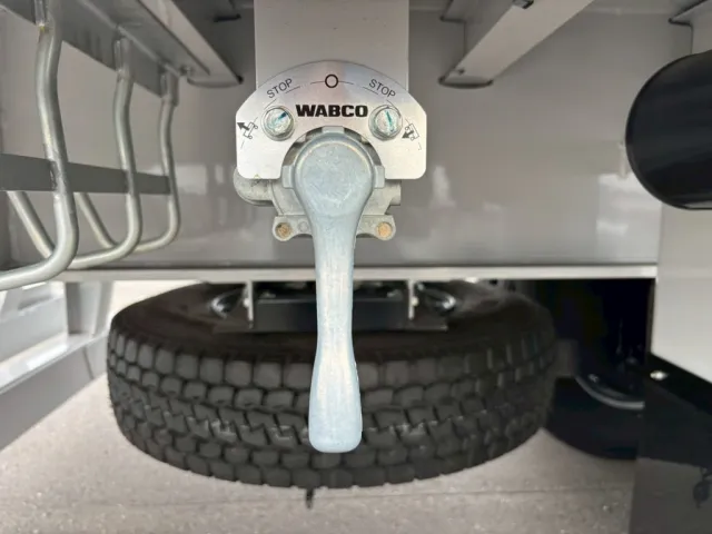 エアサスの昇降レバーです。|トレクス  PFN24103改の写真19