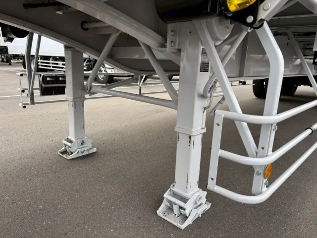 脚は手動式です。|トレクス  PFN24103改の写真27