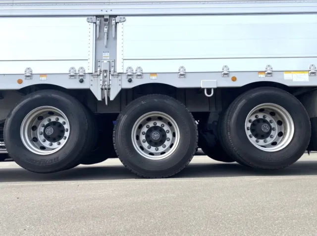 前から1軸目と3軸目がリフトアップします|トレクス  PFB34118の写真16