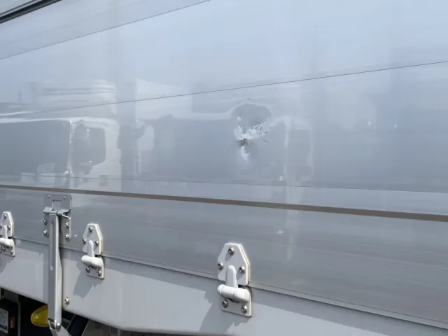 運転席側前側の煽りにキズ凹が有ります|トレクス  PFB34118の写真27