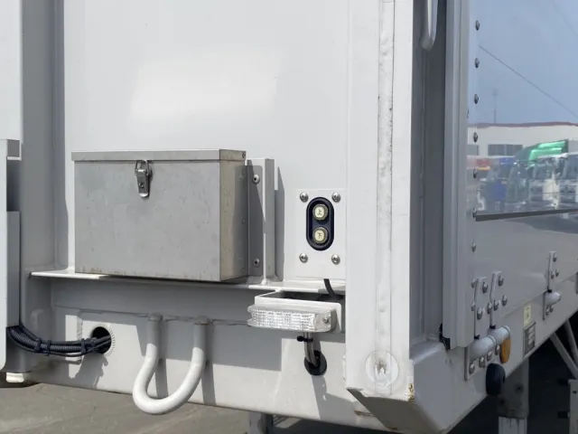 ウイング開閉スイッチが前側左右についています|トレクス  PFB34118の写真32