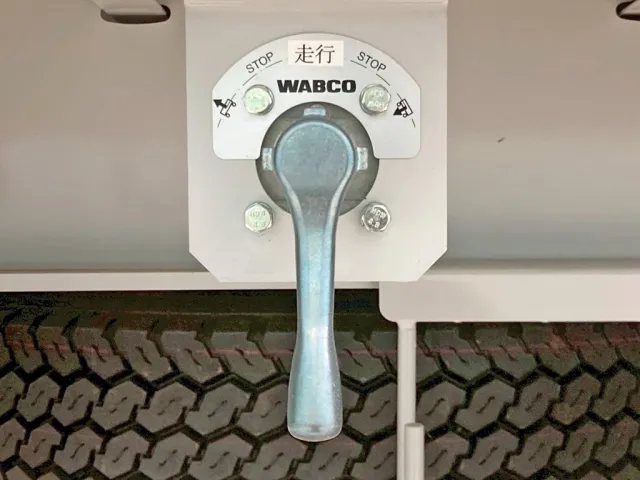 エアサスの昇降レバーです。|東邦  TF36H2C3改の写真17