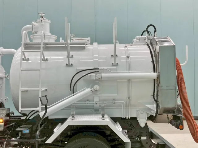 タンクの外観状態です。(助手席側)|いすゞ フォワード SKG-FSR90S2の写真18