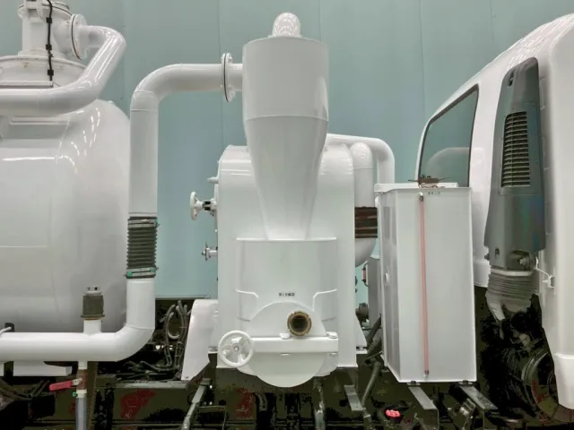 運転席側配管周りの状態です。(第1分離機が付いています。)|いすゞ フォワード SKG-FSR90S2の写真25