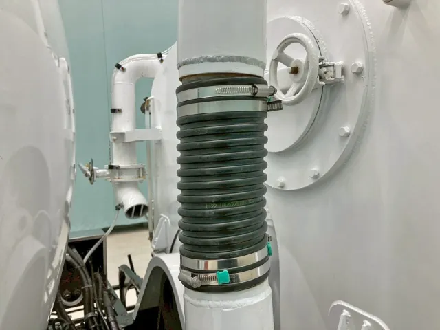 運転席側の蛇腹ホース少々短い。|いすゞ フォワード SKG-FSR90S2の写真30