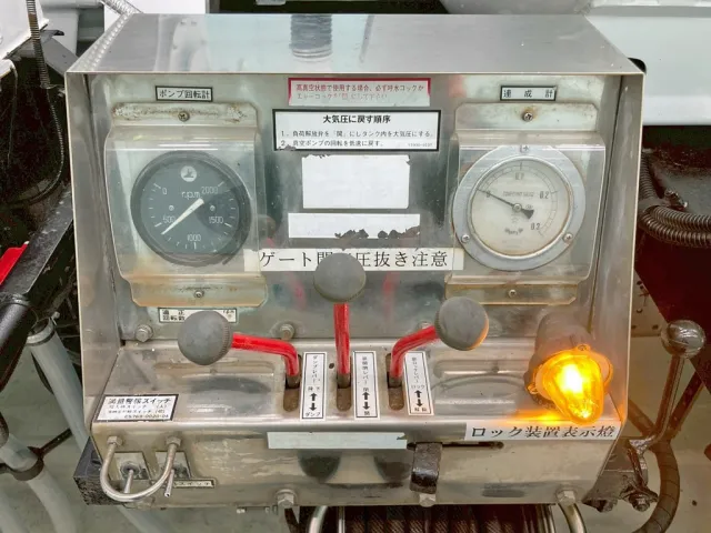 ダンプアップ・リヤハッチの開閉・リヤハッチロックの操作スイッチです。|いすゞ フォワード SKG-FSR90S2の写真31