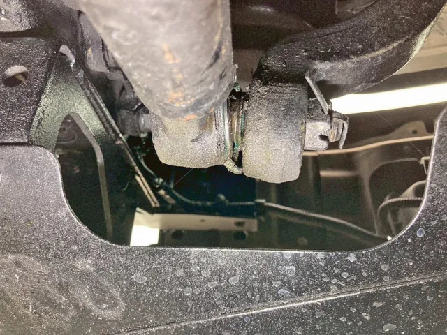 ドラックリンク前方のブーツに破れがあります。|いすゞ フォワード SKG-FSR90S2の写真38