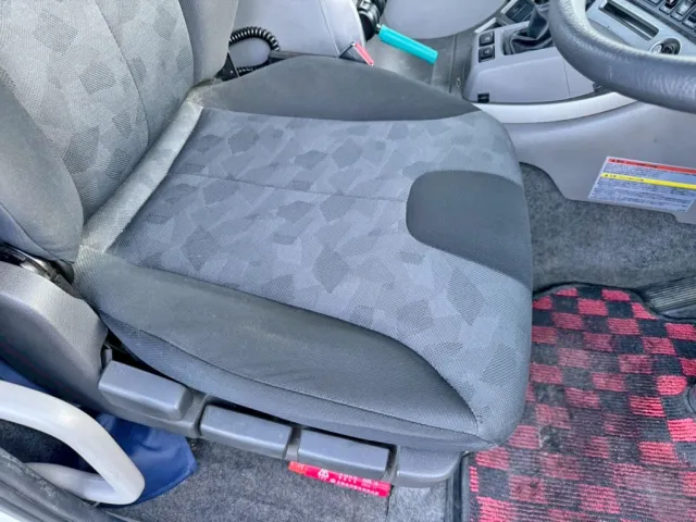 運転席座面にヘタリがあります。|UDトラックス クオン QPG-GK5XABの写真7