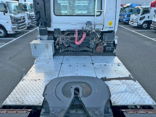 踊り場は縞板アルミ製です。|UDトラックス クオン QPG-GK5XABの写真11