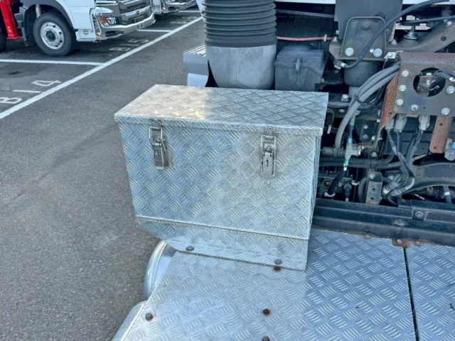 踊り場の助手席側に、縞板アルミ製の工具箱が付いています。|UDトラックス クオン QPG-GK5XABの写真12
