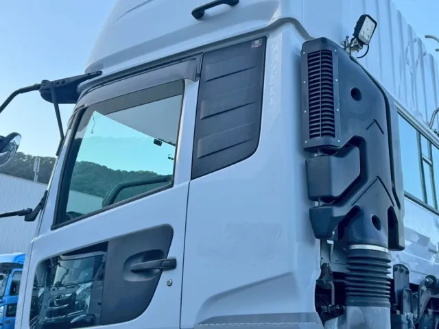 キャビンの助手席側後方に、看板剥がし跡があります。|UDトラックス クオン QPG-GK5XABの写真16