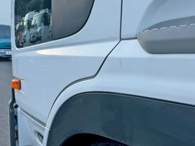 助手席ドア下部・フロントフェンダーに、小キズ・手塗り箇所があります。|UDトラックス クオン QPG-GK5XABの写真17