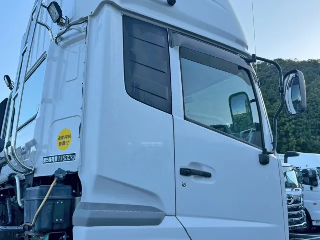 キャビンの運転席側後方に、看板剝がし跡があります。|UDトラックス クオン QPG-GK5XABの写真18