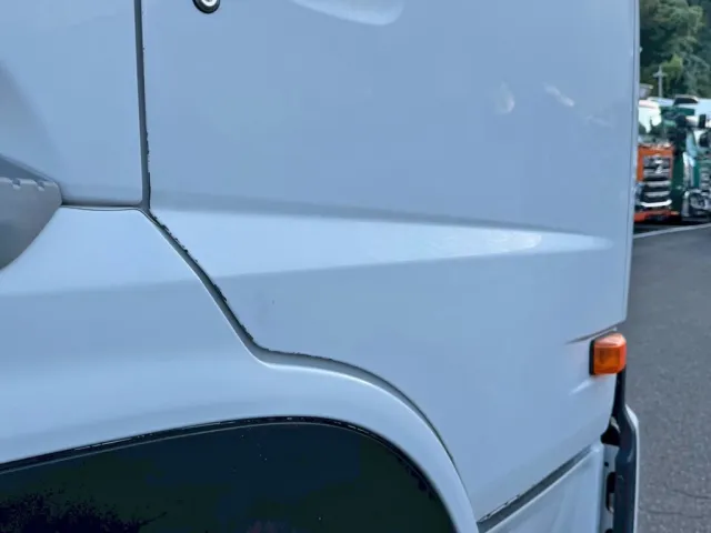 運転席ドアエッジにキズがあります。|UDトラックス クオン QPG-GK5XABの写真19