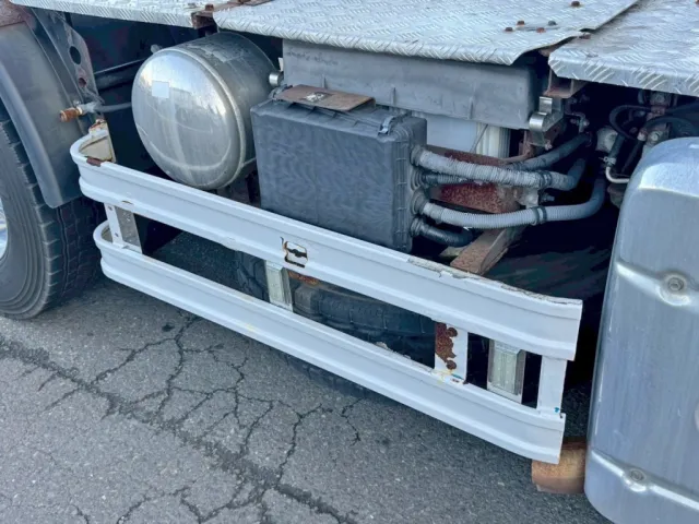 運転席側サイドバンパーに、サビ・小キズがあります。|UDトラックス クオン QPG-GK5XABの写真20