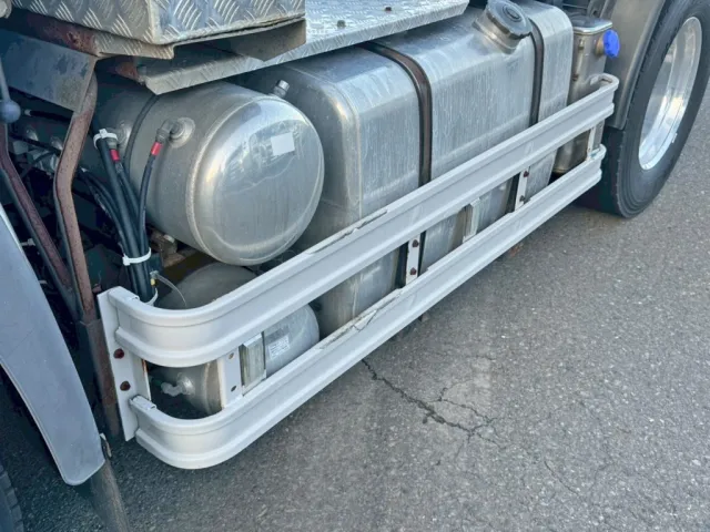 助手席側サイドバンパーに、サビ・小キズがあります。|UDトラックス クオン QPG-GK5XABの写真21