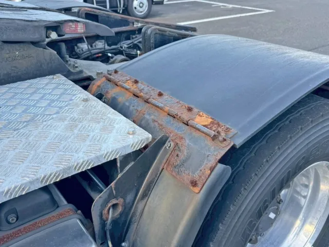 助手席側リヤフェンダー取り付け部に、サビ・腐食があります。|UDトラックス クオン QPG-GK5XABの写真22