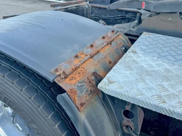 運転席側リヤフェンダー取り付け部に、サビ・腐食があります。|UDトラックス クオン QPG-GK5XABの写真23
