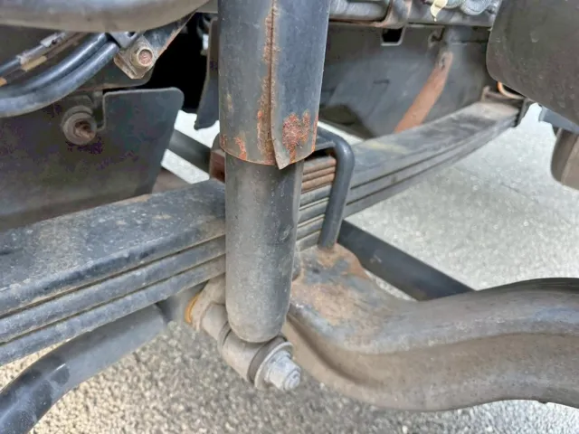 前軸助手席側ショックアブソーバーに、腐食があります。|UDトラックス クオン QPG-GK5XABの写真28
