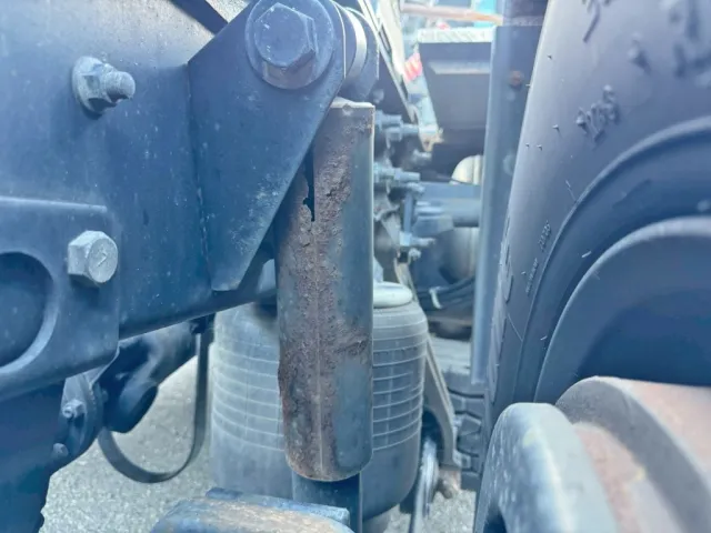 後軸運転席側ショックアブソーバーに、腐食・穴あき箇所があります。|UDトラックス クオン QPG-GK5XABの写真29