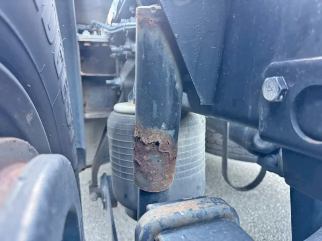 後軸助手席側ショックアブソーバーに、腐食・穴あき箇所があります。|UDトラックス クオン QPG-GK5XABの写真30