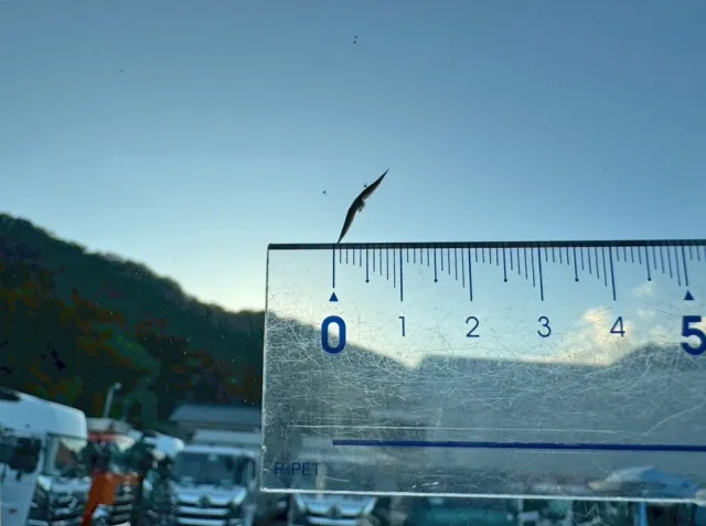 フロントガラスの運転席側上部に、飛び石跡があります。|UDトラックス クオン QPG-GK5XABの写真31