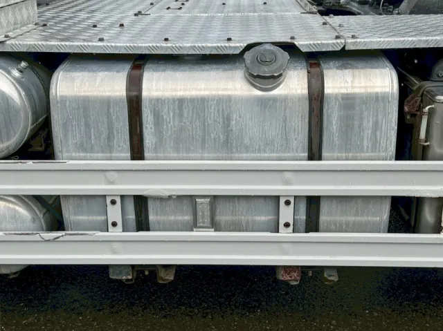 燃料タンクは400Lアルミ製です。|UDトラックス クオン QPG-GK5XABの写真32