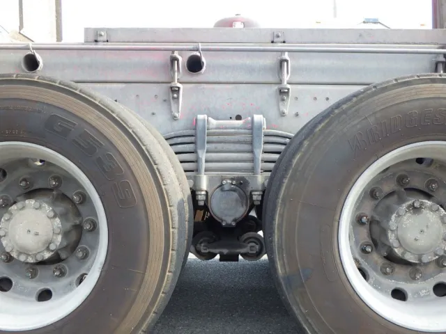 タイヤ間の状態です。|いすゞ ギガ QKG-CYZ77AMの写真5