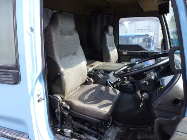 乗車定員は2名です。|いすゞ ギガ QKG-CYZ77AMの写真6