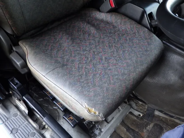 運転席座面にヘタリ・破れがあります。|いすゞ ギガ QKG-CYZ77AMの写真7