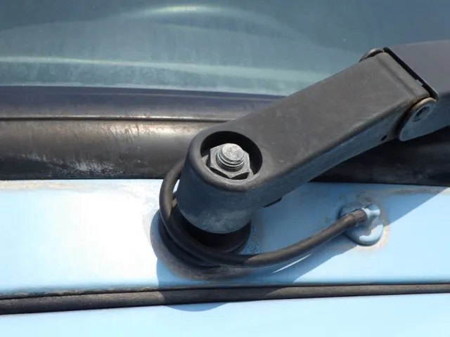 ワイパーブレードのカバーが欠損しています。|いすゞ ギガ QKG-CYZ77AMの写真15