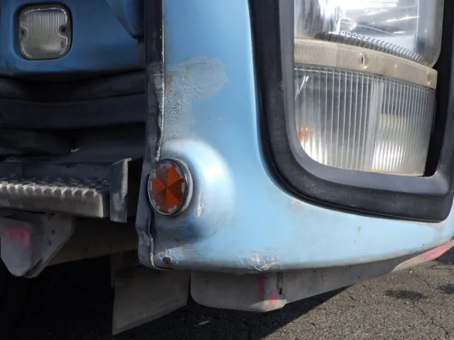 フロントバンパーにキズ・塗装跡があります。|いすゞ ギガ QKG-CYZ77AMの写真16