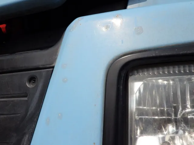 フロントバンパーに飛び石キズ・タッチアップ跡があります。|いすゞ ギガ QKG-CYZ77AMの写真17