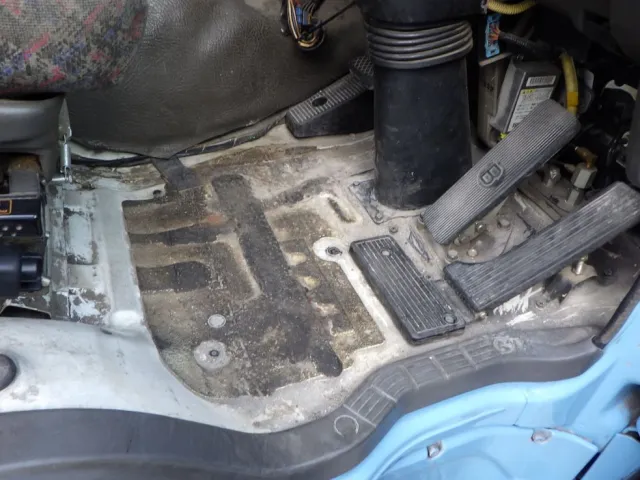 運転席側・助手席側カーペットが欠損しています。|いすゞ ギガ QKG-CYZ77AMの写真18