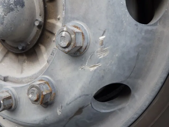 運転席側前輪ホイールにガリキズがあります。|いすゞ ギガ QKG-CYZ77AMの写真19