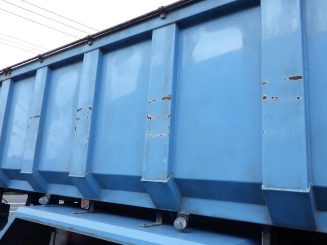 左右のボディー骨組みにキズ・サビがあります。|いすゞ ギガ QKG-CYZ77AMの写真21