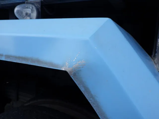 左右のリヤフェンダーに歪みがあります。|いすゞ ギガ QKG-CYZ77AMの写真23