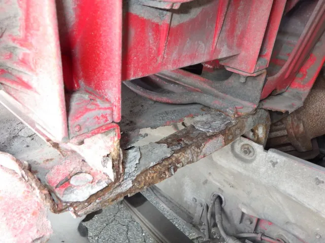 エアタンク下周りに腐食・穴があります。|いすゞ ギガ QKG-CYZ77AMの写真25