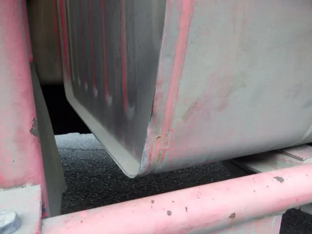 燃料タンクにヘコミがあります。|いすゞ ギガ QKG-CYZ77AMの写真26