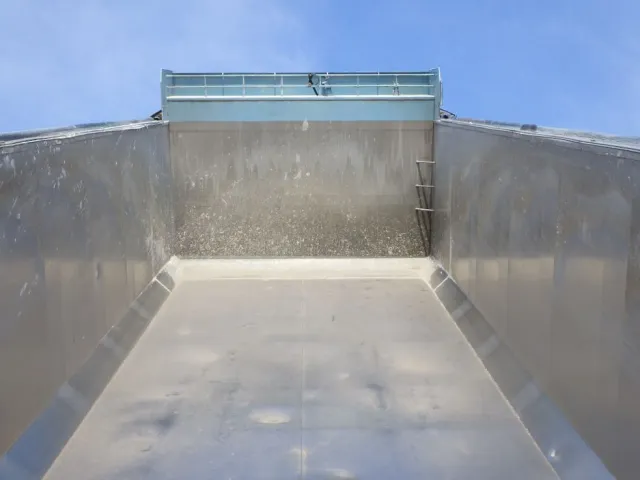 荷台内側にキズ・ヘコミがあります。|いすゞ ギガ QKG-CYZ77AMの写真28