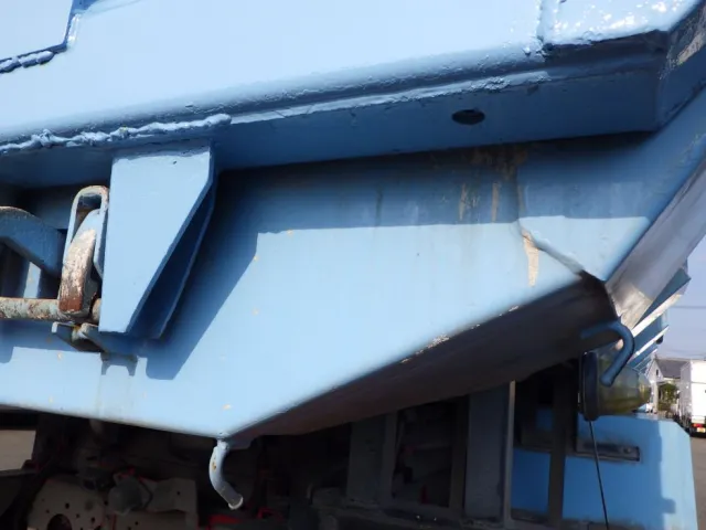 ボディー後方にキズ・塗装の剝がれがあります。|いすゞ ギガ QKG-CYZ77AMの写真31