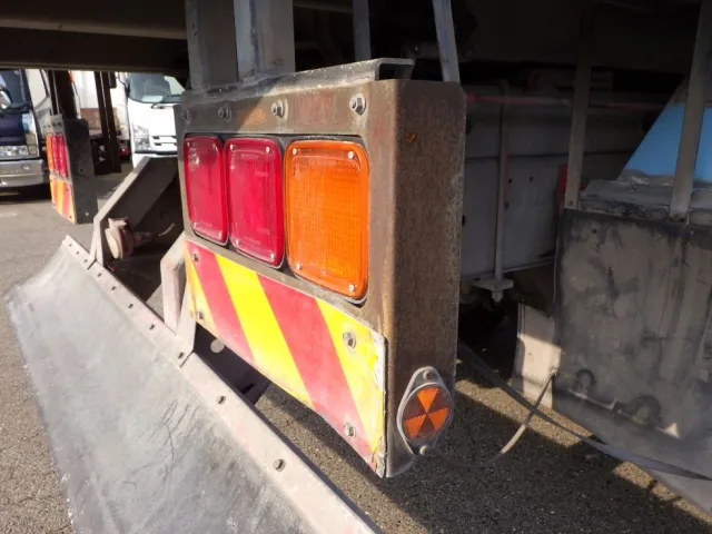 テールブラケットにサビがあります。|いすゞ ギガ QKG-CYZ77AMの写真32