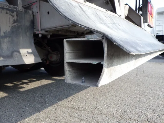 リヤバンパーの左右のカバーが欠損しています。|いすゞ ギガ QKG-CYZ77AMの写真33
