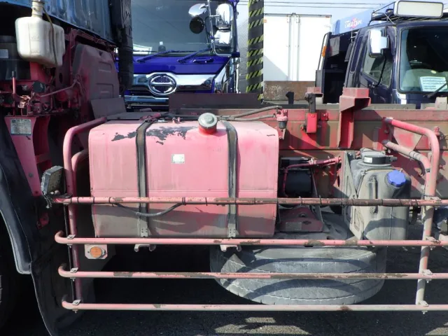 燃料タンクは２９０Lです。|いすゞ ギガ QKG-CYZ77AMの写真35