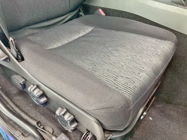 運転席座面にヘタリがあります。|三菱 スーパーグレート 2PG-FV74HZの写真8