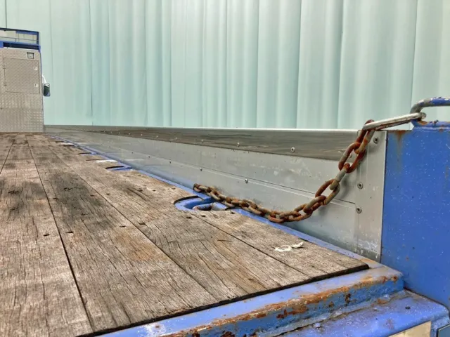 アオリ上部にステンレスが張られています。(運転席側)|三菱 スーパーグレート 2PG-FV74HZの写真12