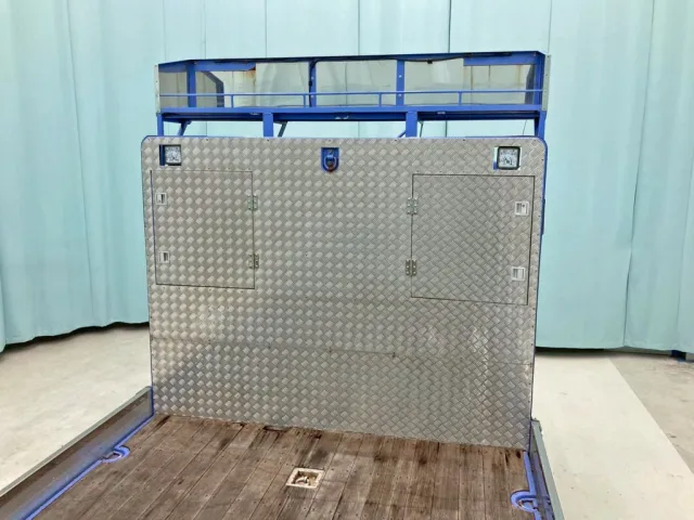 プロテクターに縞板アルミが張られています。|三菱 スーパーグレート 2PG-FV74HZの写真13